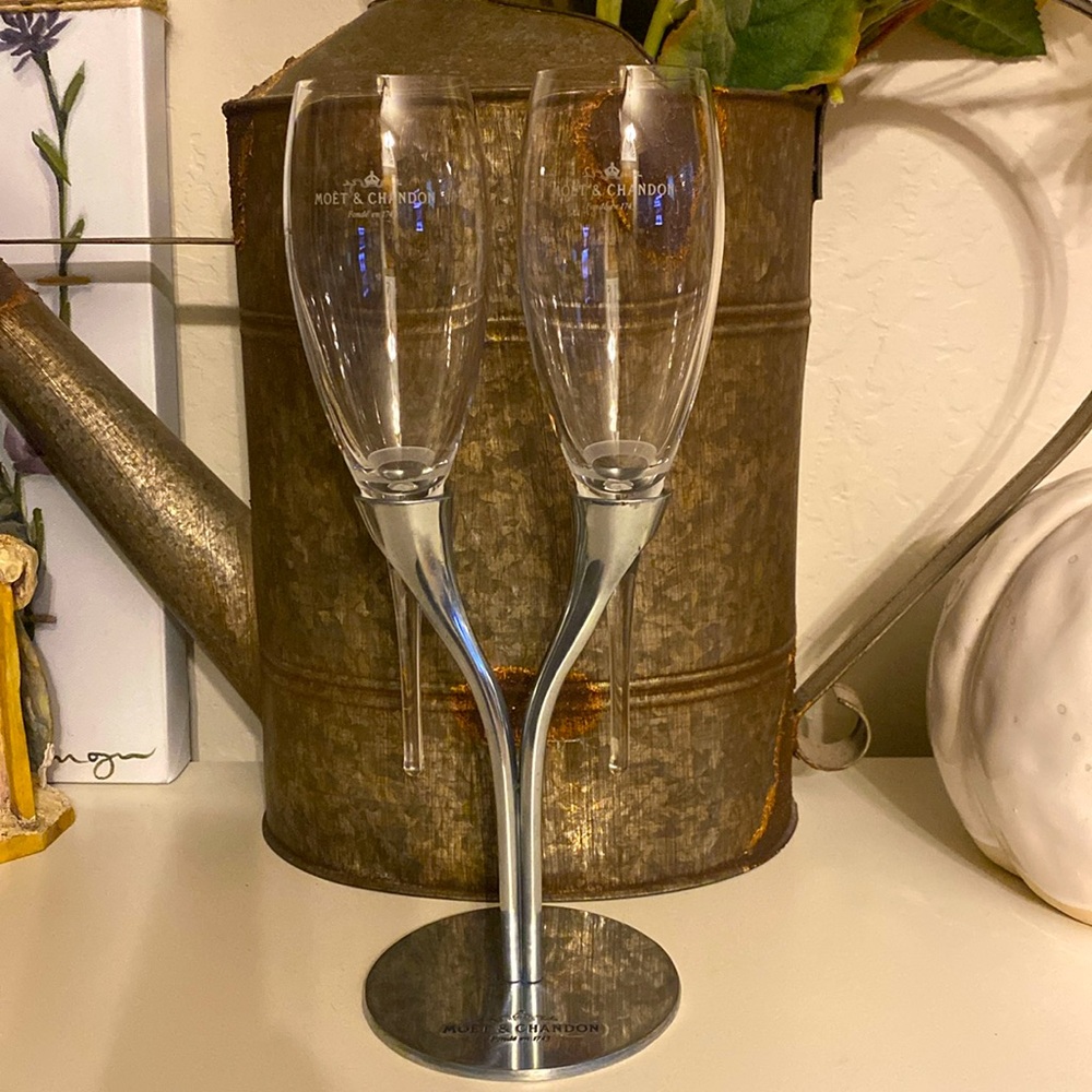 Rare Toi & Moi of two flûtes à champagne Moet et Chandon Made in France